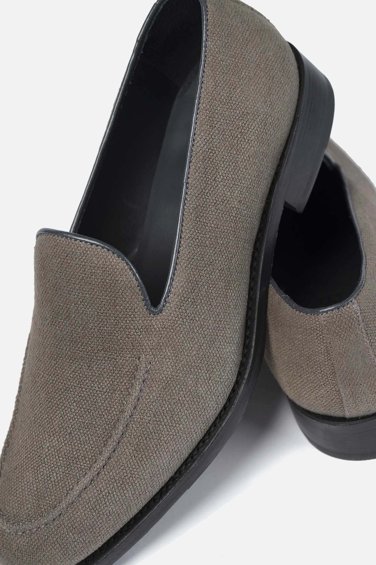 Belgian loafers in beige linen