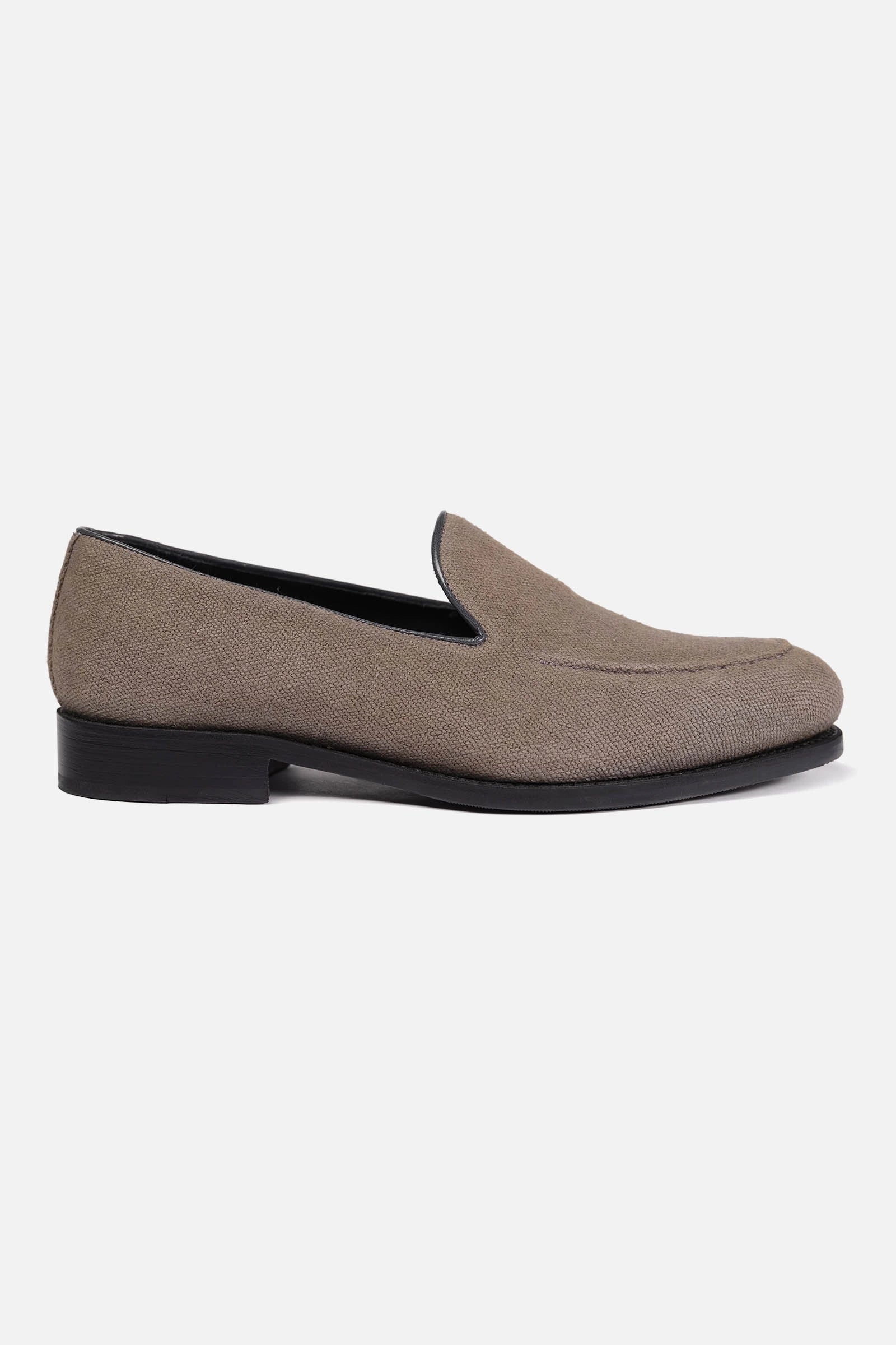 Belgian loafers in beige linen